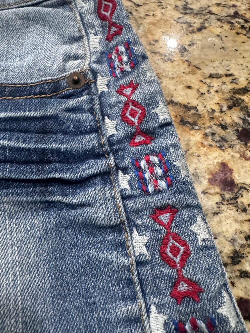 No boundaries size 11 women’s shorts, embroidered sides